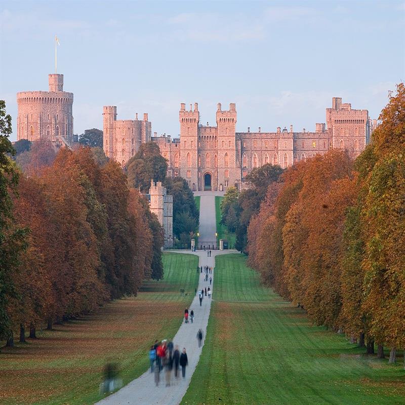 Airport Taxis to Windsor Castle: Travel in Royal Style to England’s Most Famous Residence